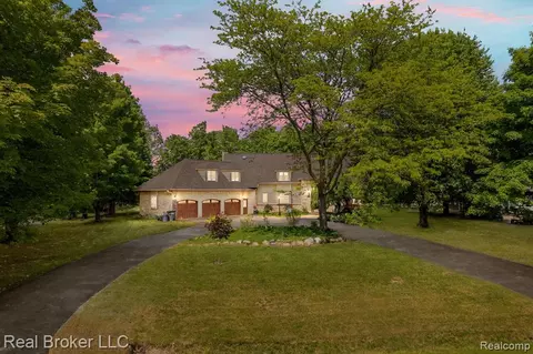 1421 Tanglewood Dr, Lapeer, MI 48446