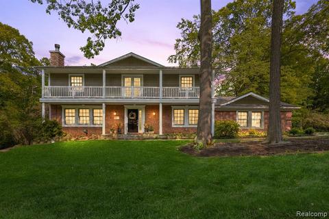 32870 Robinhood Dr, Beverly Hills, MI 48025
