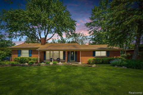 31712 Bella Vista Dr, Farmington Hills, MI 48334