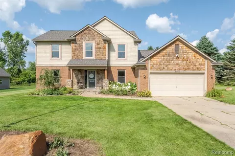 6850 Meadow Valley Dr, Davisburg, MI 48350