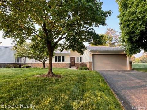35325 Hillside Dr, Farmington Hills, MI 48335