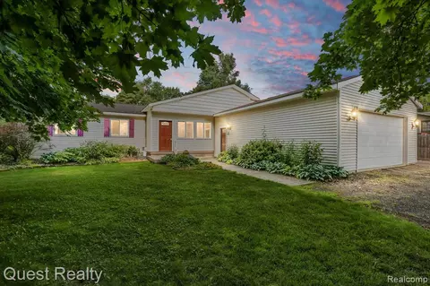 9181 Sherwood Dr, Davisburg, MI 48350