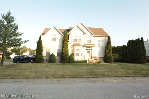 310 Pine Valley Ct, Linden, MI 48451