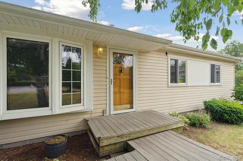 1080 Dunleavy Dr, Highland, MI 48356