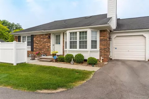 42231 Old Pond Cir, Plymouth, MI 48170