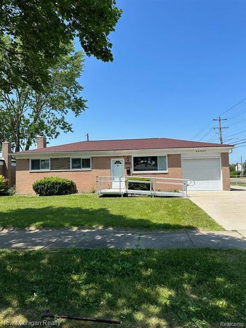 32957 Dowland Dr, Warren, MI 48092
