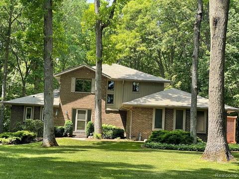 5052 Bemis Hts, Brighton, MI 48114