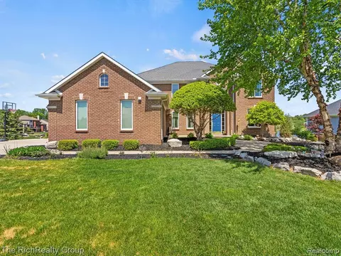 1460 Glass Lake Cir, Oxford, MI 48371