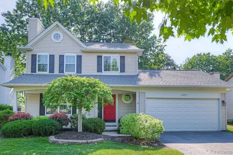1097 Woodbriar Dr, Oxford, MI 48371