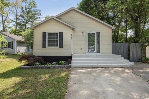 8584 Country Club Dr, Pinckney, MI 48169