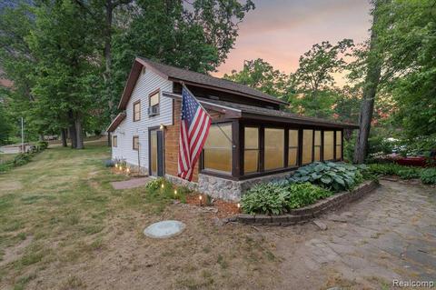 2022 Parkwood Ct, Brooklyn, MI 49230