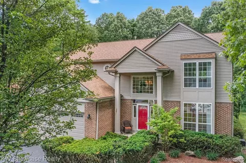 2045 Woodridge, Highland, MI 48357