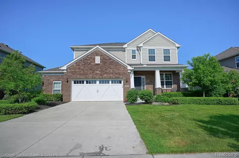 30037 Orchards Ln, New Hudson, MI 48165
