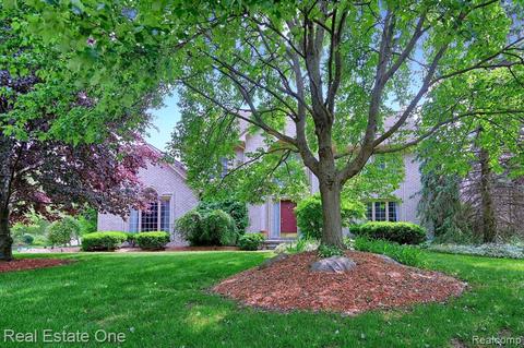 1895 Barnes Ct, Troy, MI 48098