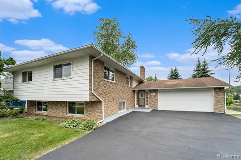 16016 Silvercrest Dr, Fenton, MI 48430