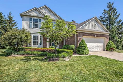 2881 Yosemite Dr, Lake Orion, MI 48360