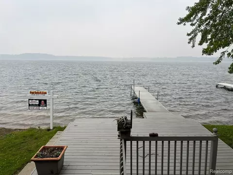 3738 S Shore Dr, Lapeer, MI 48446