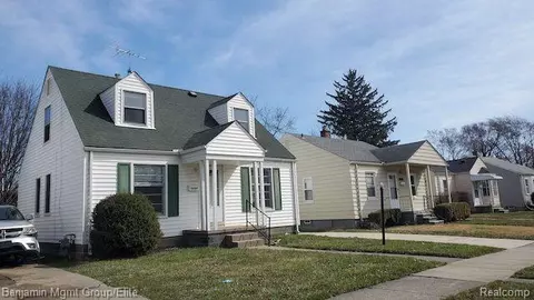 19365 Kingsville St, Harper Woods, MI 48225