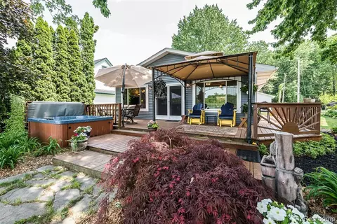 4357 Shoreview Ln, Whitmore Lake, MI 48189