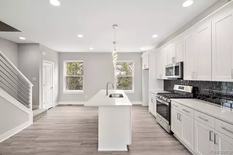 2885 Summers, Troy, MI 48084