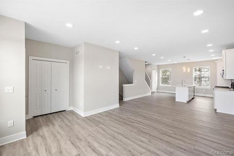 2893 Summers, Troy, MI 48084