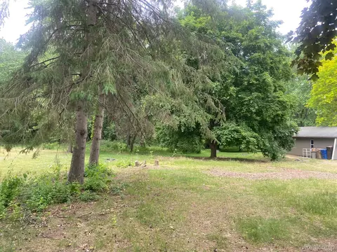 673 Crescent Lake Rd, Waterford, MI 48327