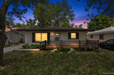 6736 Cloverton Dr, Waterford, MI 48329