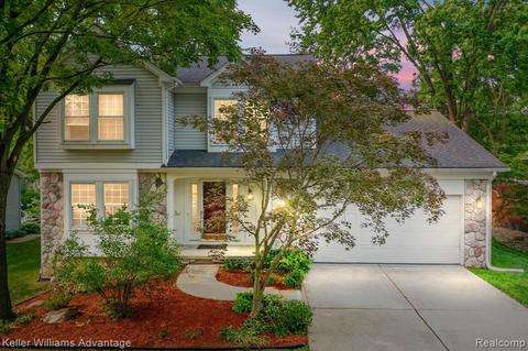 31085 Cedar Creek Dr, Farmington Hills, MI 48336