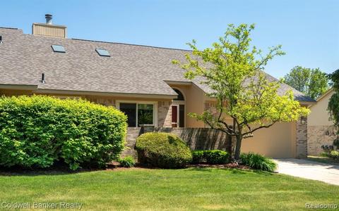 55722 Lorraine Dr, Shelby Township, MI 48316