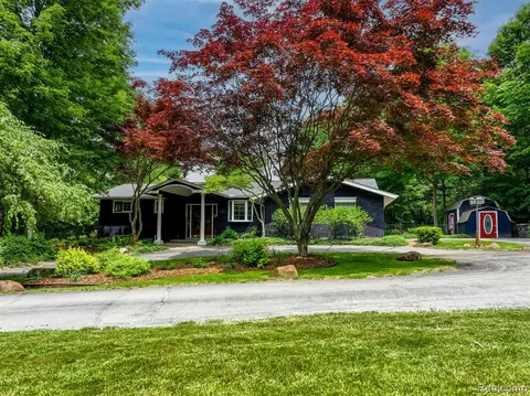 44855 Thornapple Ln, Northville, MI 48168