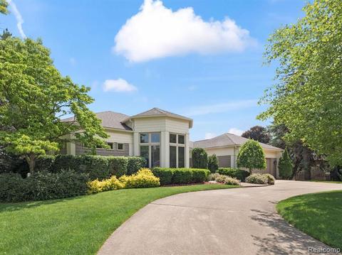 259 Pine Tree Rd, Lake Orion, MI 48362