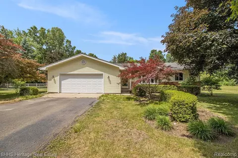 1267 Oakcrest Rd, Howell, MI 48843