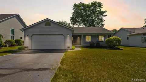 2726 Tomahawk Dr, Waterford, MI 48328