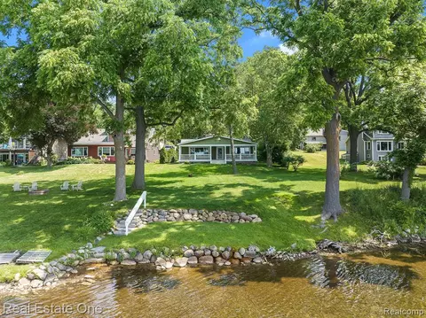 6236 Cowell Rd, Brighton, MI 48116