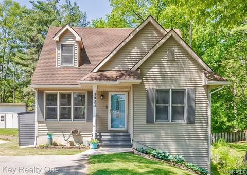 3933 Maiden St, Waterford, MI 48329