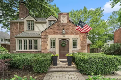 1063 Mohegan St, Birmingham, MI 48009