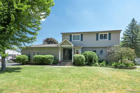 881 Bogie Lake Rd, White Lake, MI 48383
