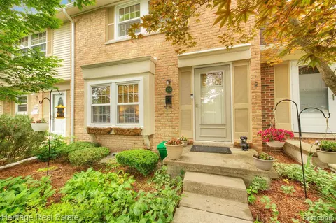 1792 Brentwood Dr, Troy, MI 48098