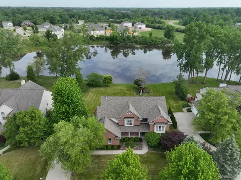 2343 Lake Ridge Dr, Grand Blanc, MI 48439