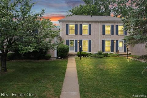 1444 Kings Cove Dr E Dr, Rochester Hills, MI 48306