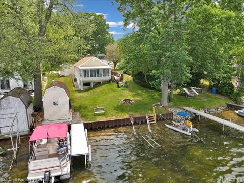 915 Lakeshore Dr, Columbiaville, MI 48421