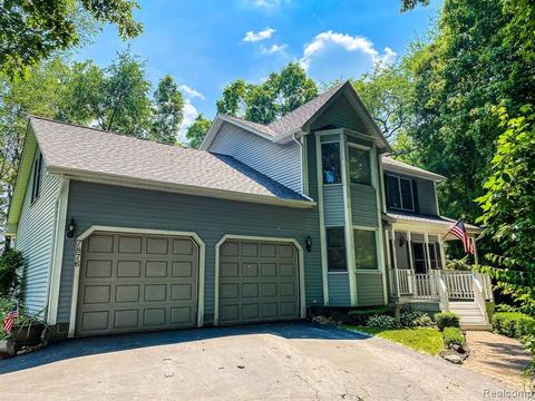 7876 Fair Oak Dr, Whitmore Lake, MI 48189