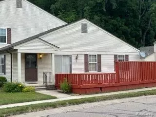 33703 Bayview Dr, Chesterfield, MI 48047