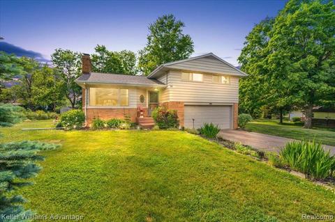 15710 Oak Lane Dr, Lansing, MI 48906