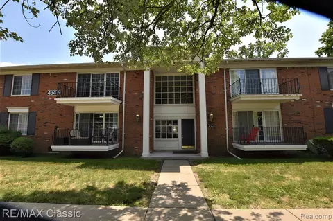 434 Fox Hills Dr N #A-8, Bloomfield Hills, MI 48304