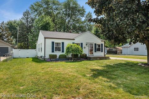39648 Prentiss St, Harrison Township, MI 48045