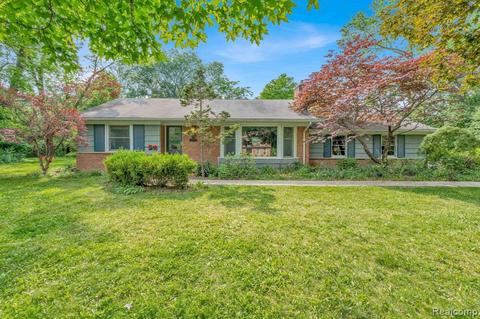 19900 Riverside Dr, Beverly Hills, MI 48025
