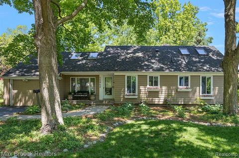 15942 Amherst Ave, Beverly Hills, MI 48025