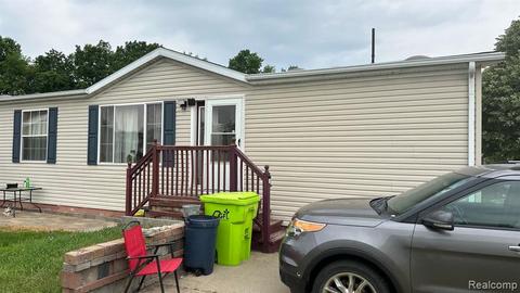 11096 Wood Run Cir, South Lyon, MI 48178