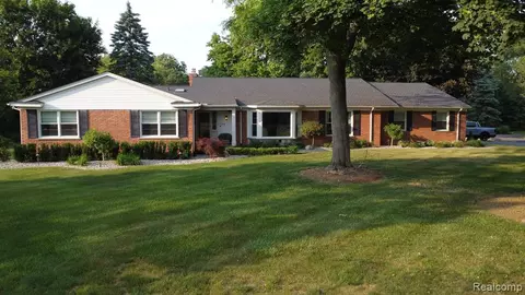 3908 Mount Vernon Dr, Bloomfield Hills, MI 48301